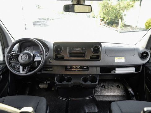 Used 2020 Mercedes-Benz Sprinter 2500 image 12