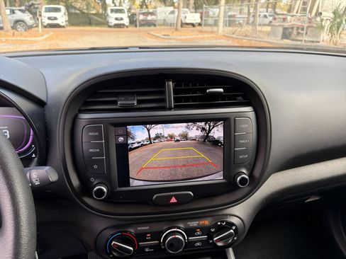 Used 2025 Kia Soul LX w/ LX Technology Package FWD image 17