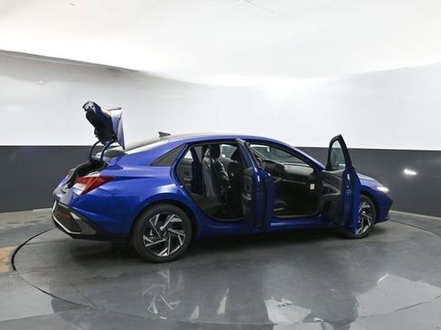 Used 2025 Hyundai Elantra SEL image 40