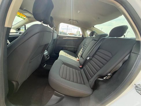 Used 2019 Ford Fusion SE FWD image 12