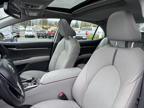 Used 2021 Toyota Camry XLE w/ Navigation Upgrade Package image 15