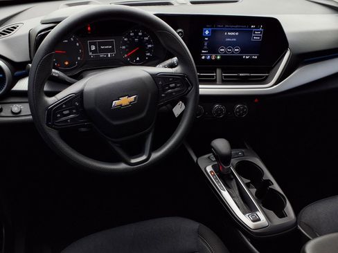 Used 2025 Chevrolet Trax LS w/ LS Convenience Package image 13