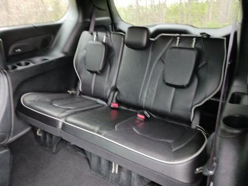 Used 2025 Chrysler Pacifica Limited FWD image 29