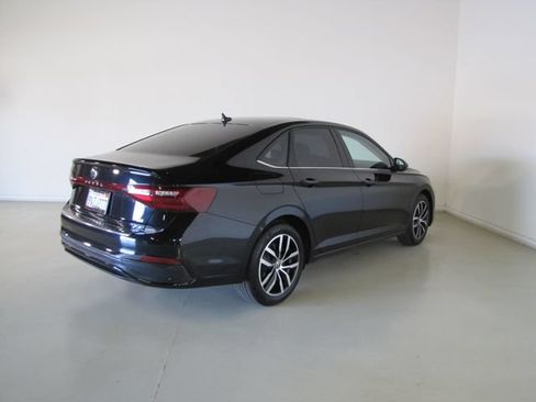 Used 2025 Volkswagen Jetta SE FWD image 25
