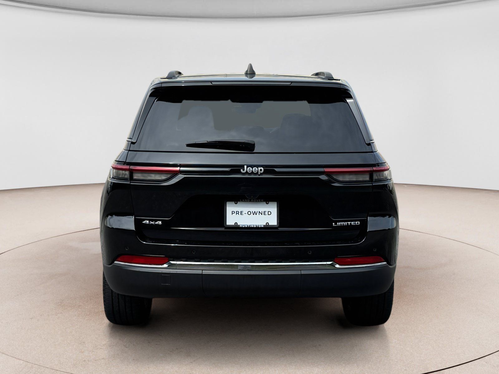 Used 2025 Jeep Grand Cherokee Limited AWD/4WD image 4