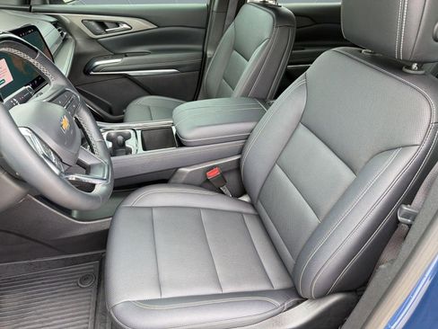 Certified 2025 Chevrolet Traverse LT w/ Enhanced Driving Package FWD image 5