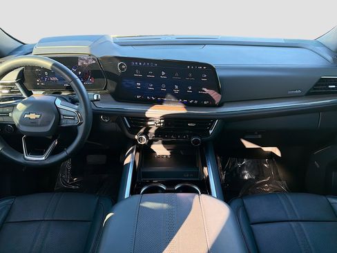 Used 2025 Chevrolet Suburban High Country image 21