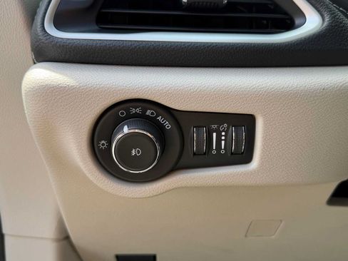 Used 2023 Chrysler Pacifica Touring-L FWD image 18