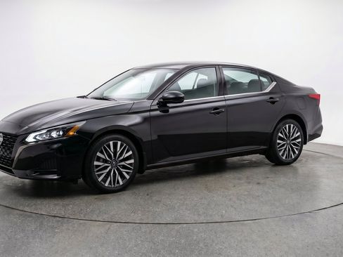 Used 2025 Nissan Altima 2.5 SV FWD image 3