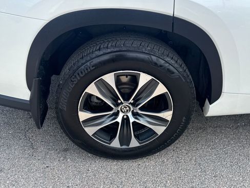 Used 2021 Toyota Highlander XLE AWD/4WD image 46