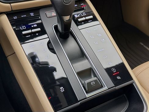 Certified 2023 Porsche Macan AWD/4WD image 21