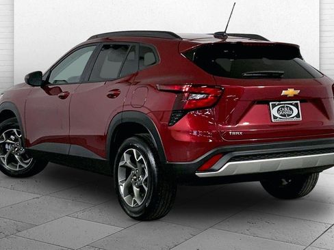 Used 2025 Chevrolet Trax LT w/ LT Convenience Package image 11
