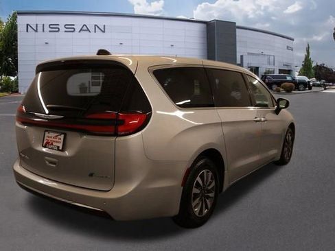 Used 2023 Chrysler Pacifica Touring-L FWD image 2