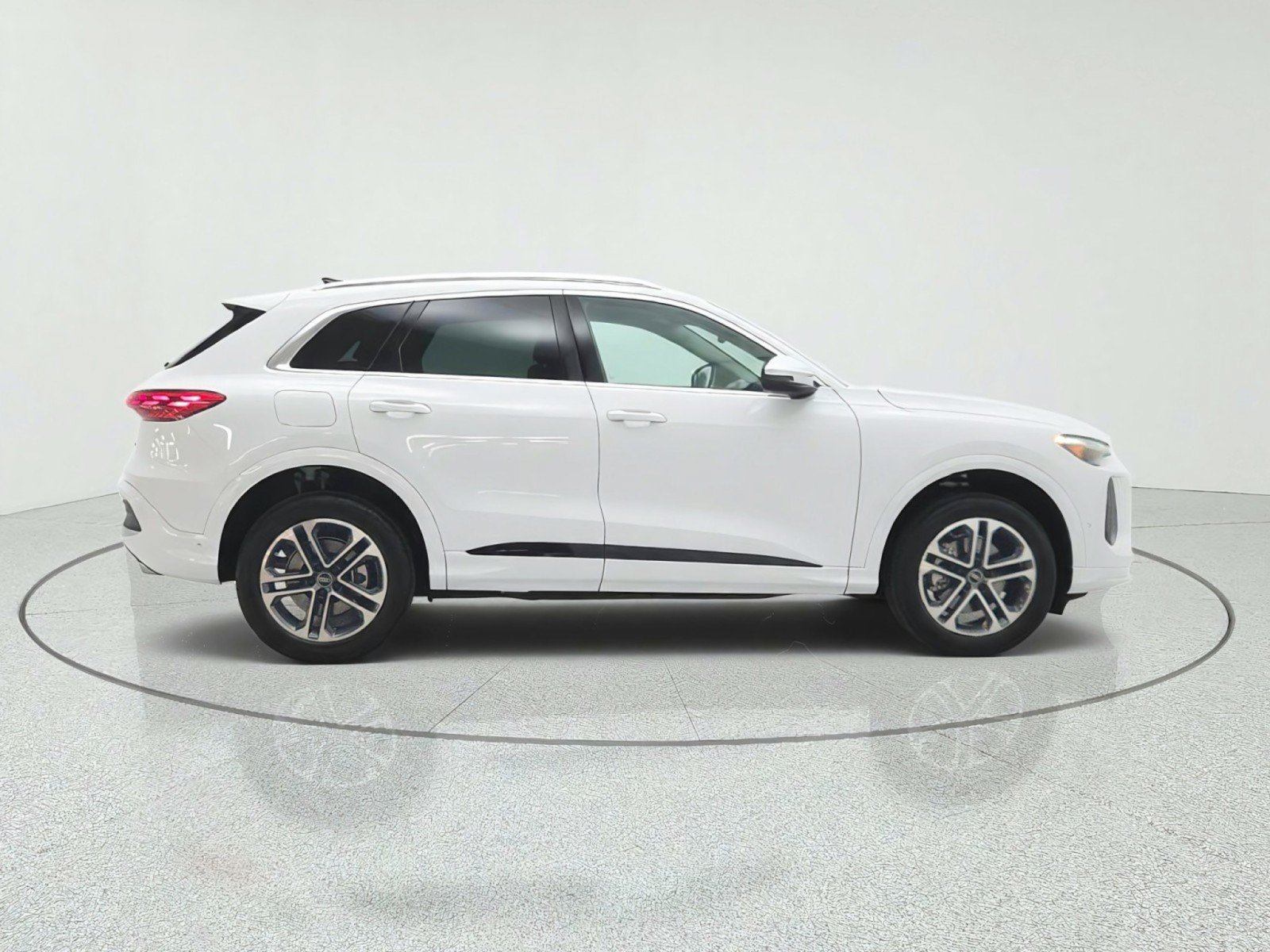 Used 2025 Audi Q5 Premium Plus w/ Premium Plus AWD/4WD image 4