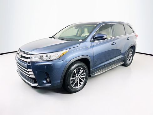Used 2019 Toyota Highlander XLE image 3
