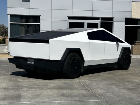 Used 2024 Tesla Cybertruck AWD Crew Cab image 9