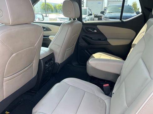 Used 2023 Chevrolet Traverse Premier FWD image 28