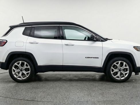 Used 2025 Jeep Compass Latitude AWD/4WD image 11