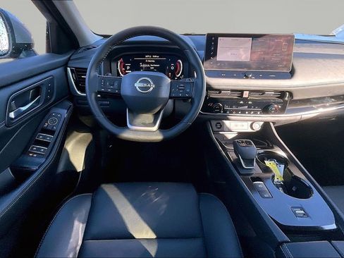 Used 2025 Nissan Rogue SL w/ Tech Package image 10