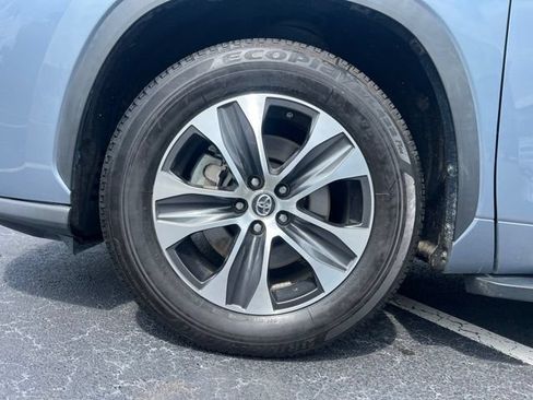 Used 2022 Toyota Highlander XLE FWD image 10