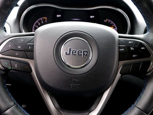 Used 2019 Jeep Grand Cherokee Laredo RWD image 12