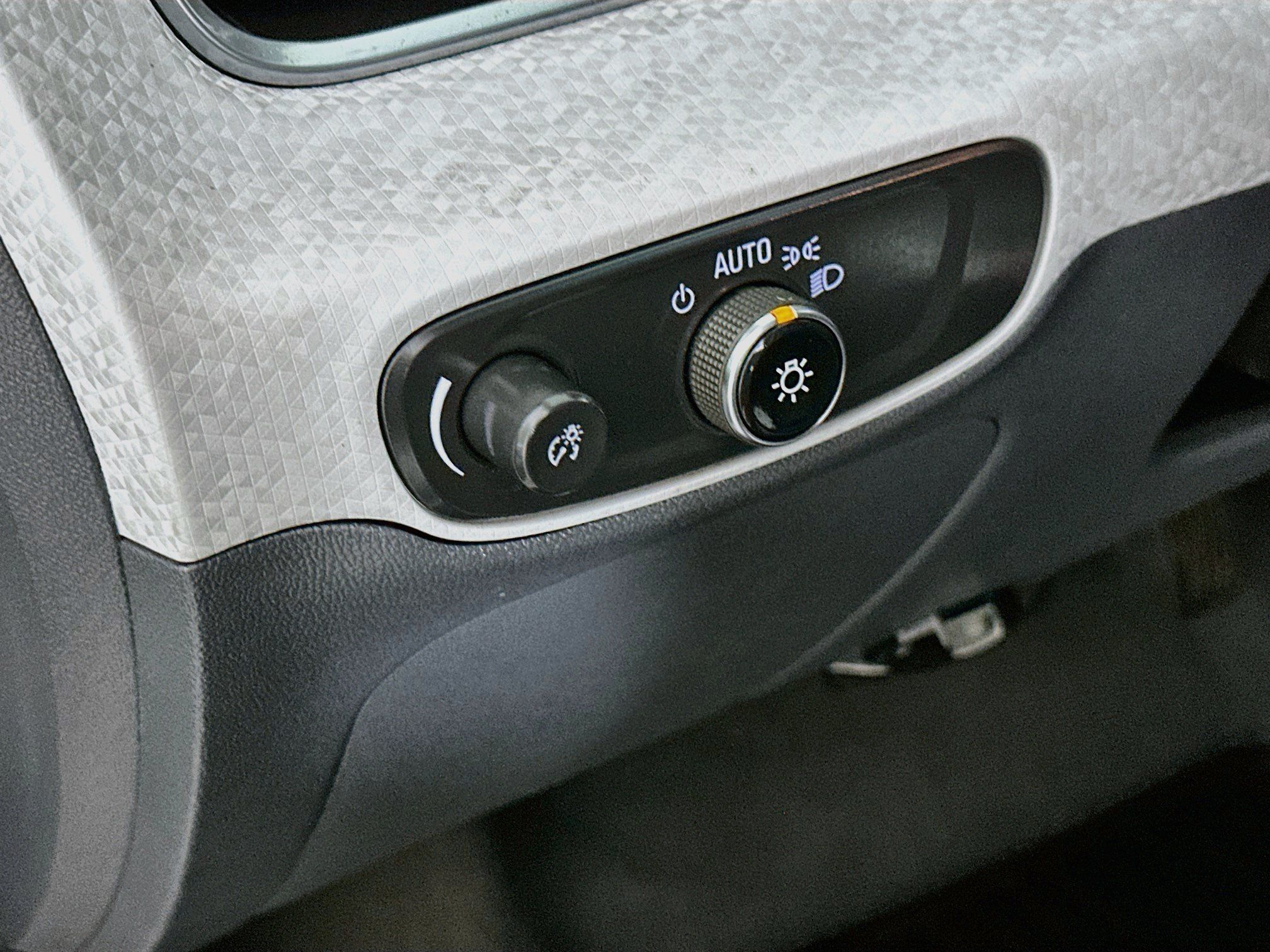 Used 2020 Chevrolet Bolt LT FWD image 16