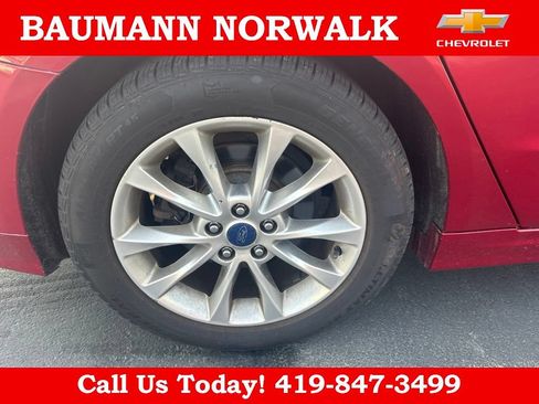 Used 2017 Ford Fusion SE w/ Fusion SE Technology Package FWD image 10