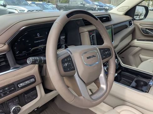 Used 2024 GMC Yukon XL Denali w/ Advanced Technology Package image 14