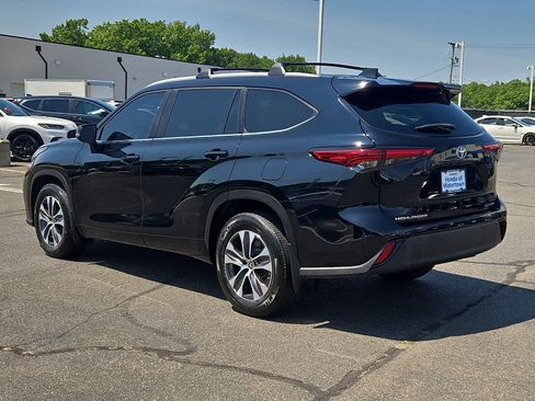 Used 2023 Toyota Highlander XLE AWD/4WD image 7