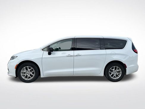 Used 2024 Chrysler Pacifica Touring-L FWD image 2