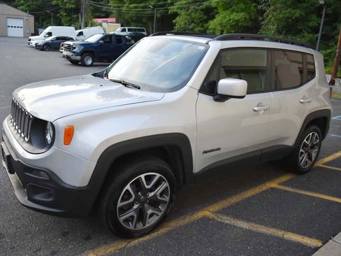 Used 2016 Jeep Renegade Latitude AWD/4WD image 5