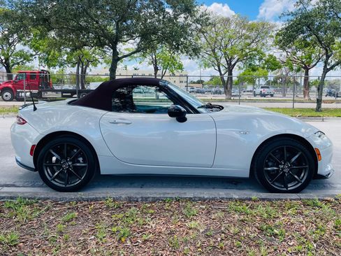 Used 2018 MAZDA MX-5 Miata Club RWD image 6