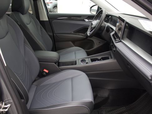 New 2026 Volkswagen Tiguan SE image 36