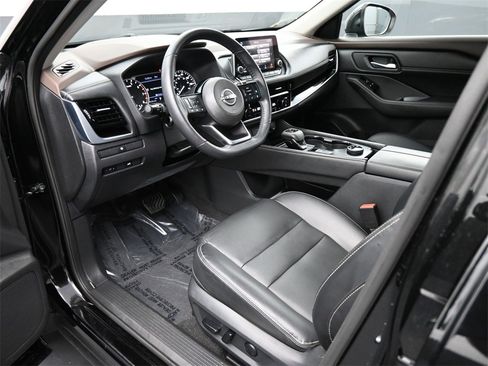 Used 2022 Nissan Rogue SL image 2