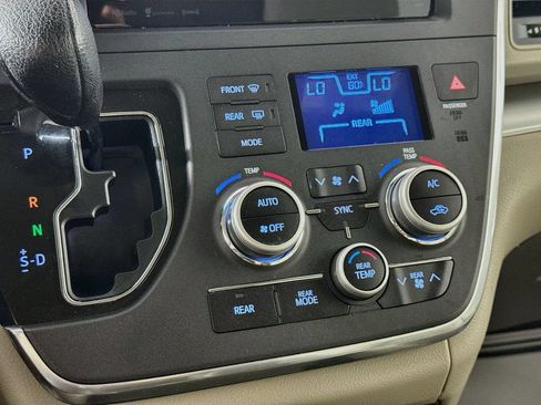 Used 2016 Toyota Sienna LE FWD image 16