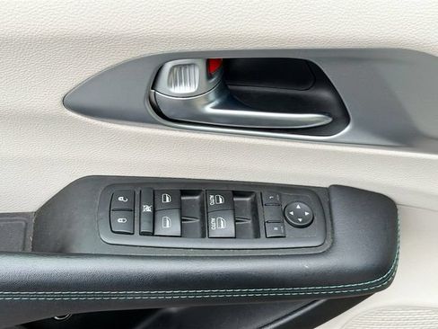Used 2017 Chrysler Pacifica Platinum FWD image 19