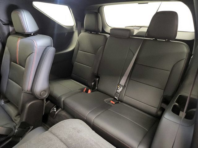 Used 2025 Chevrolet Traverse RS FWD image 24