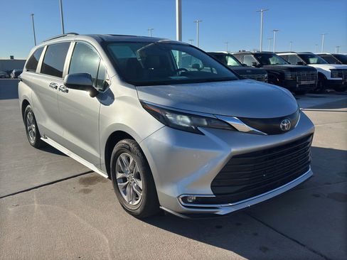 Used 2024 Toyota Sienna XLE image 2