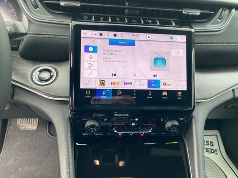 Used 2025 Jeep Grand Cherokee Limited image 11