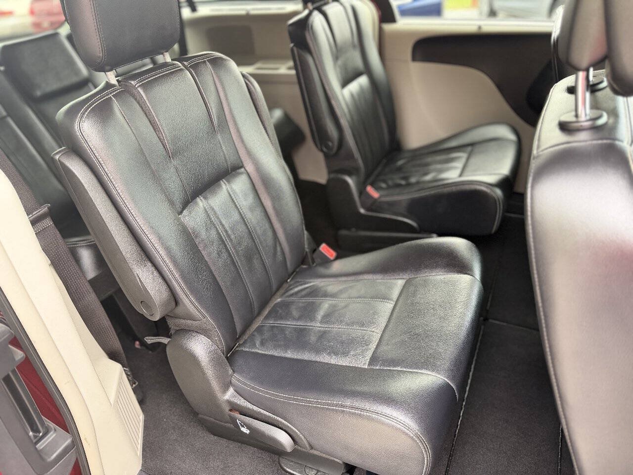 Used 2013 Chrysler Town & Country Touring FWD image 13