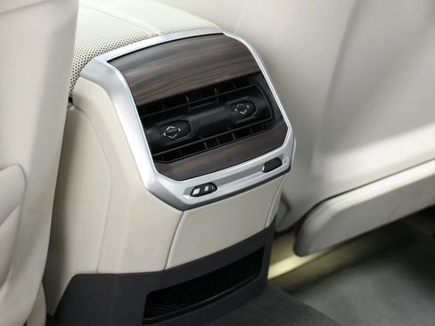 Used 2023 BMW i7 xDrive60 AWD/4WD image 60