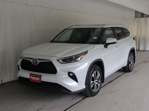 Used 2023 Toyota Highlander XLE AWD/4WD image 23