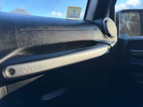 Used 2016 Jeep Wrangler Unlimited Rubicon image 18