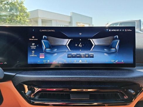 Used 2025 BMW 330i xDrive Sedan w/ Premium Package AWD/4WD image 23