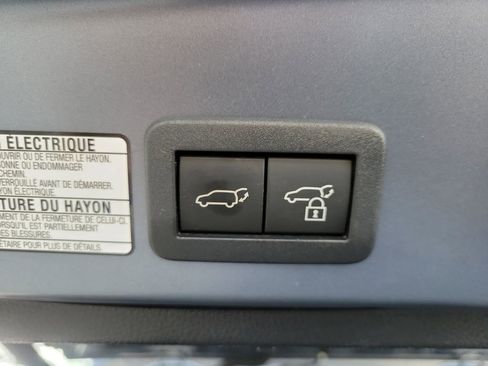 Used 2024 Toyota Corolla Cross XLE w/ Convenience Package image 9