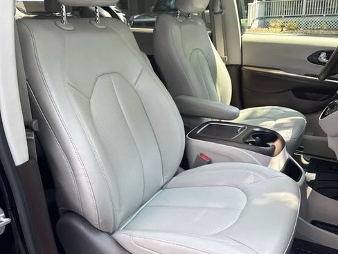 Used 2021 Chrysler Pacifica Touring-L w/ Premium & Safety Sphere Group FWD image 19
