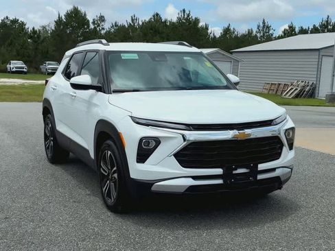 Used 2025 Chevrolet TrailBlazer LT FWD image 3