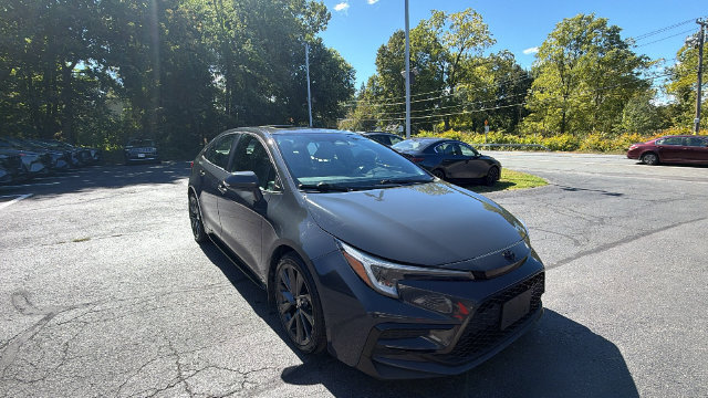 Used 2023 Toyota Corolla SE w/ SE Premium Package FWD image 3