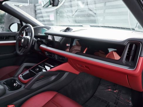 Used 2024 Porsche Cayenne Coupe image 37