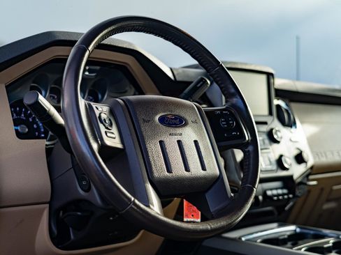 Used 2014 Ford F250 Lariat w/ Lariat Interior Package image 12